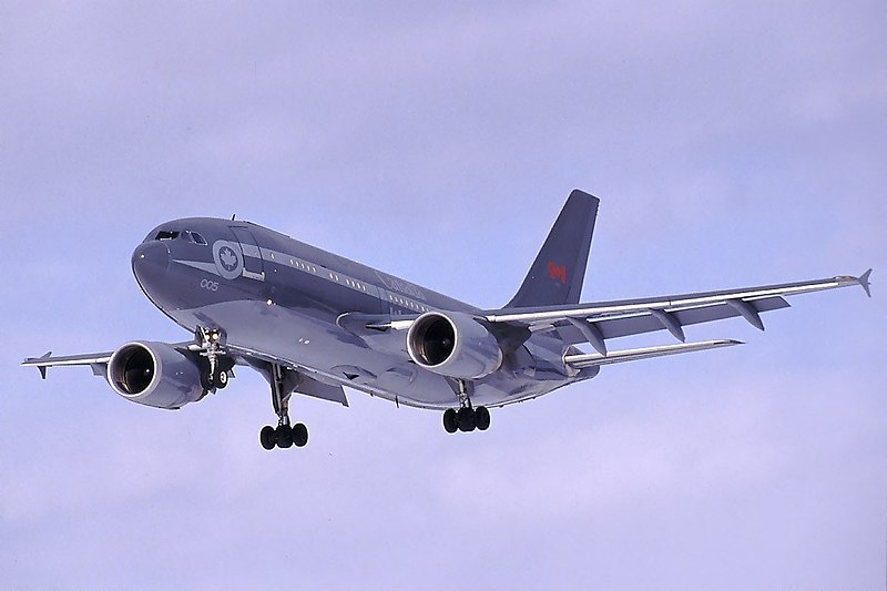800px-Airbus_CC-150_Polaris_%28A310-304%28F%29%29%2C_Canada_-_Air_Force_AN0145748.jpg