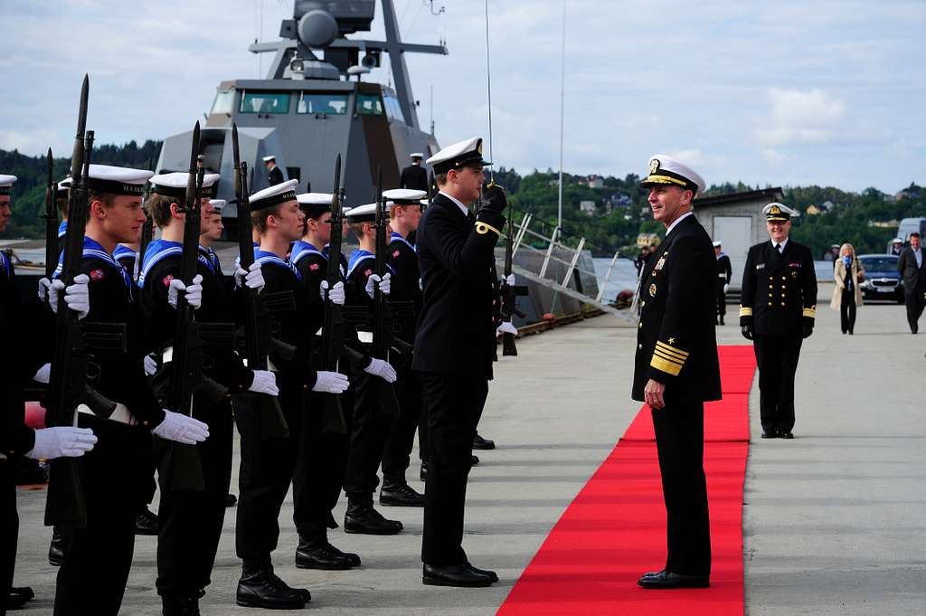 the-cno-inspects-the-royal-norwegian-navy-honor-guard-upon-his-arrival-at-haakonsvern-3d7634-1024.jpg
