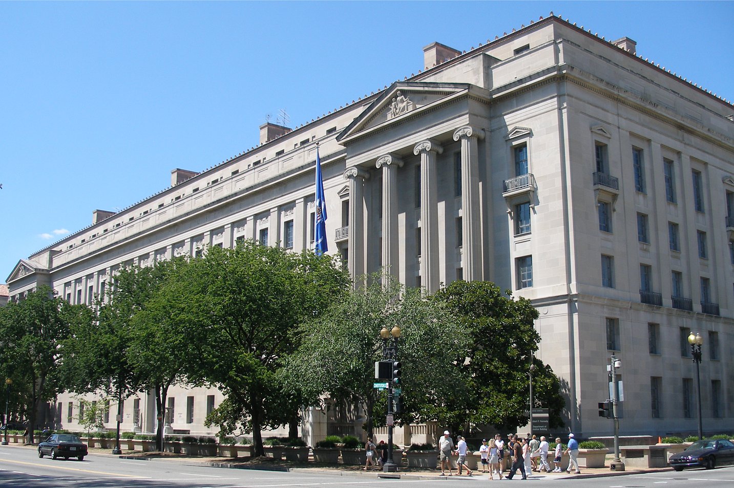 U.S._Department_of_Justice_headquarters%2C_August_12%2C_2006.jpg