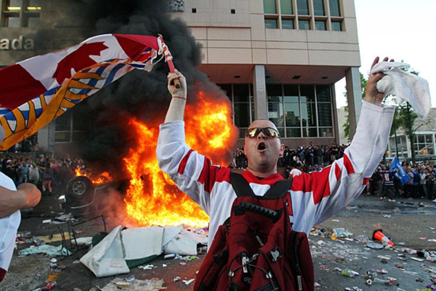 0616-NHL-STANLEY-CUP-vancouver-riots.jpg