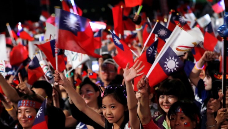 taiwan flag waiving.jpg