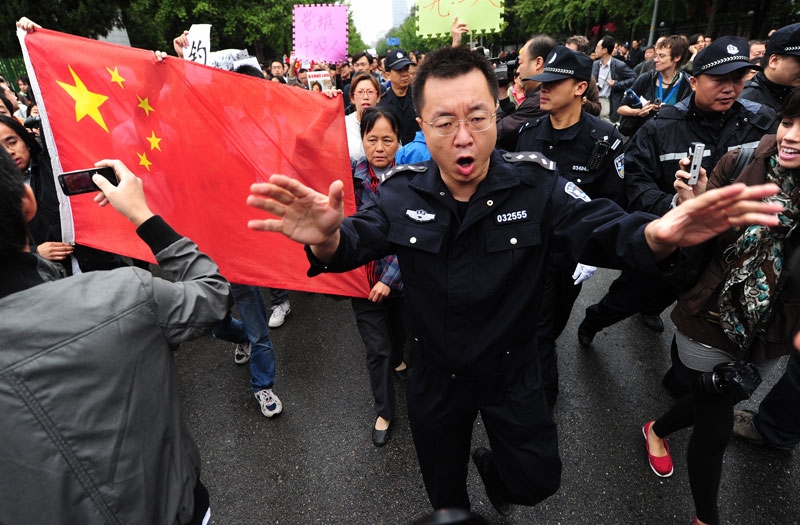 100921_antijapanese_protesters.jpg