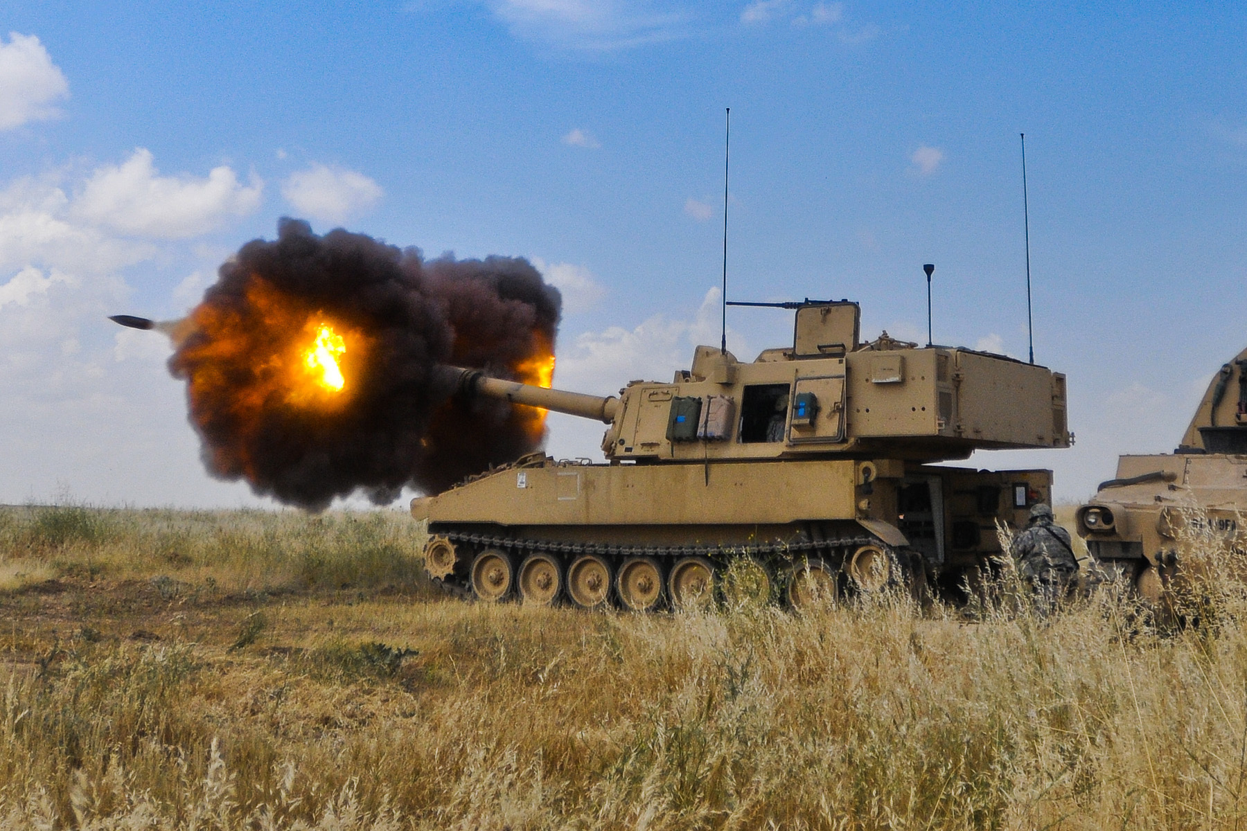 M109A6_Paladin_blast_in_2007.jpg