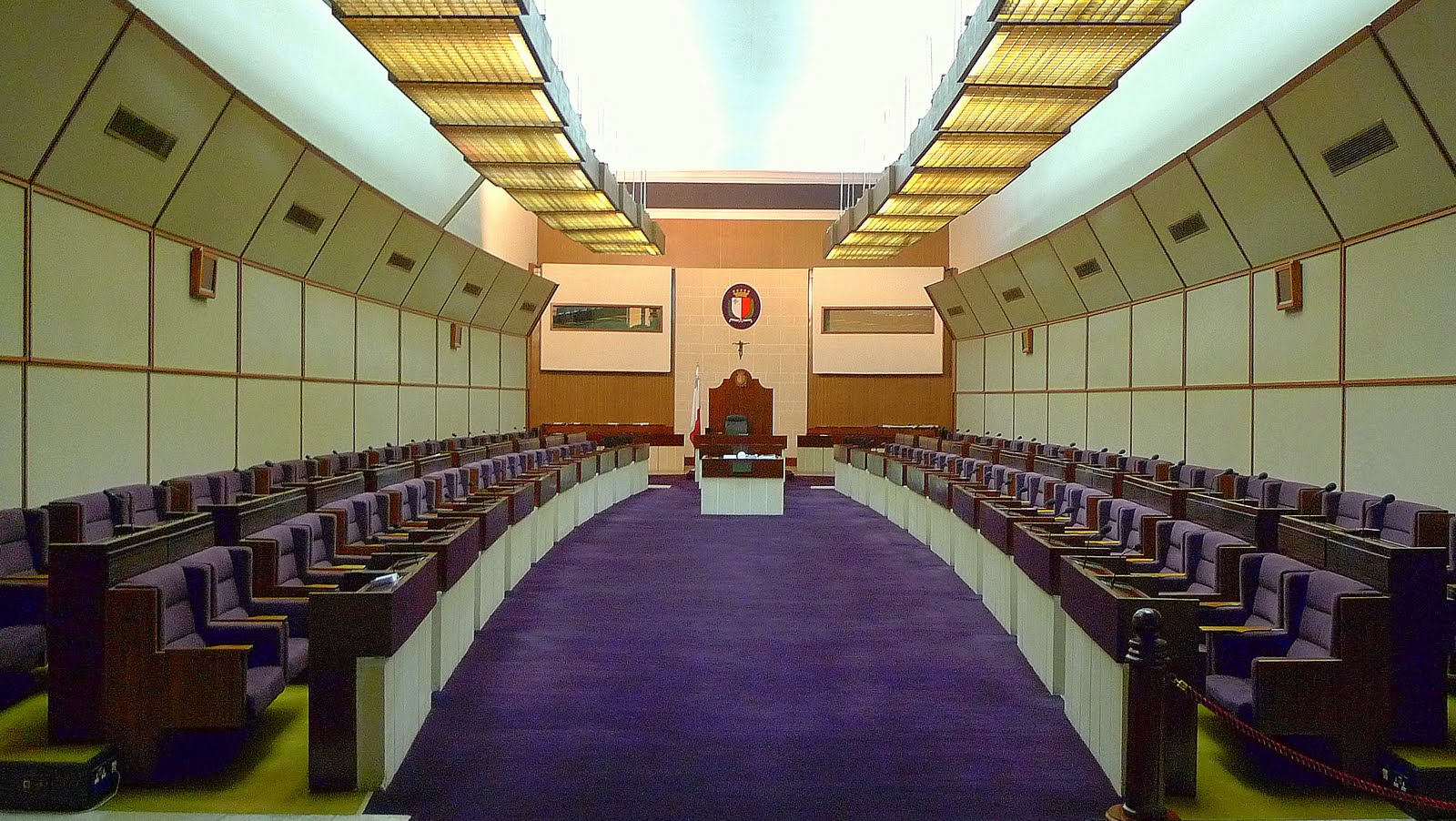 Parliament_chamber%2C_Malta_-_panoramio.jpg