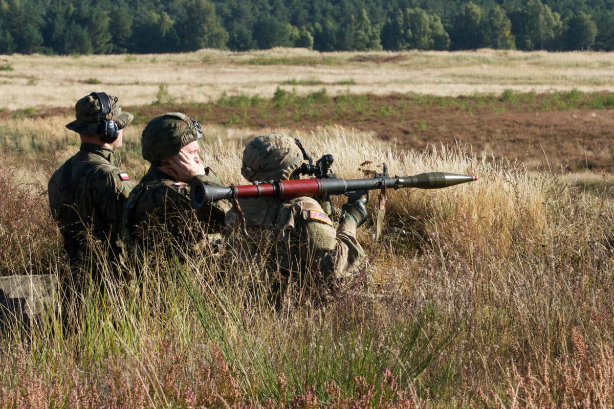 US-Paratrooper-Firing-an-RPG-7.jpg