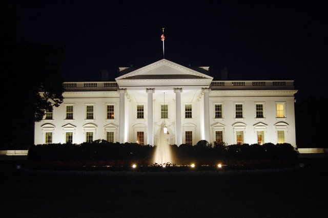 The-White-House-at-night-2011.jpg