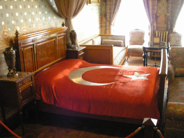 Ataturk_deathbed_Dolmabahce_March_2008.JPG