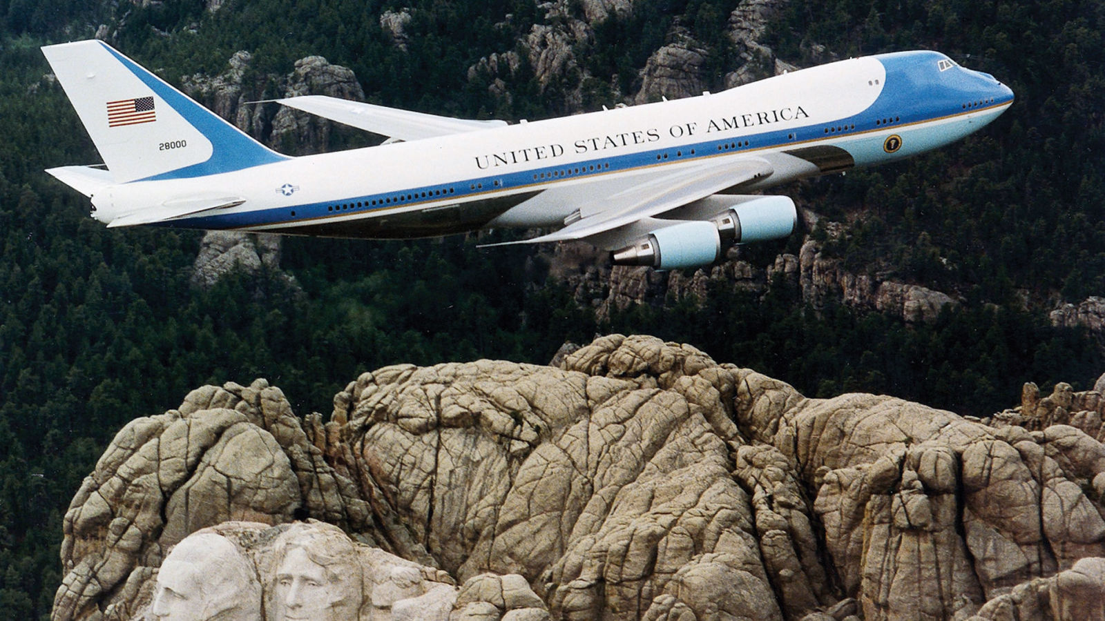 hd-aspect-1464032574-air-force-one-over-mt-rushmore-2.jpg