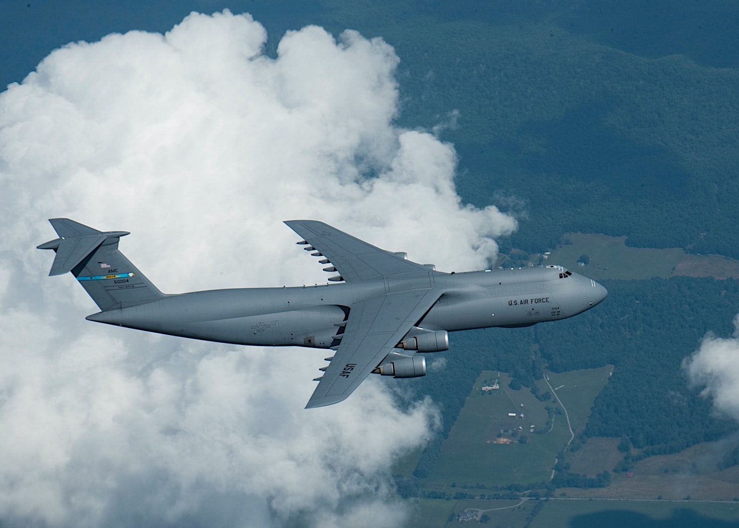 c-5-galaxy-spotted-while-en-route-to-a-date-massive-machine-looks-stunning-from-above-172996_1.jpg