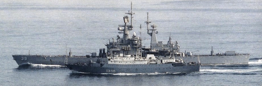 USS_Texas_%28CGN-39%29_and_Soviet_AGI_Kareliya_%28SSV-535%29_1988.jpg