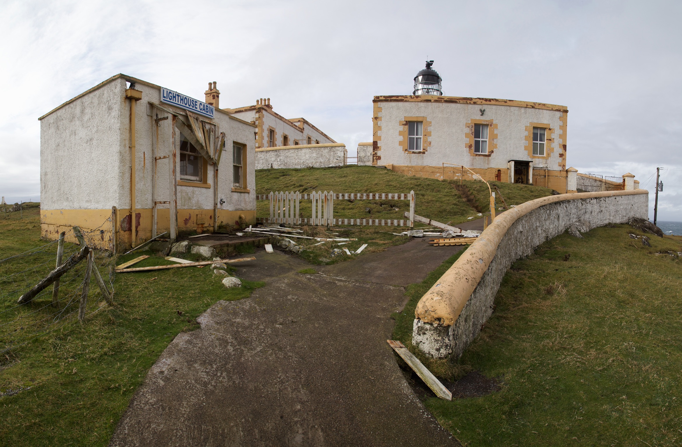 Neist_Point_Lighthouse_-_view_of_keepers%E2%80%99_cottages_from_E.jpg