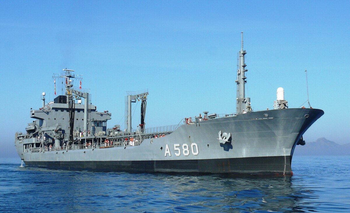 1200px-Akar_%28A-580%29_Diego_Quevedo_Carmona.jpg
