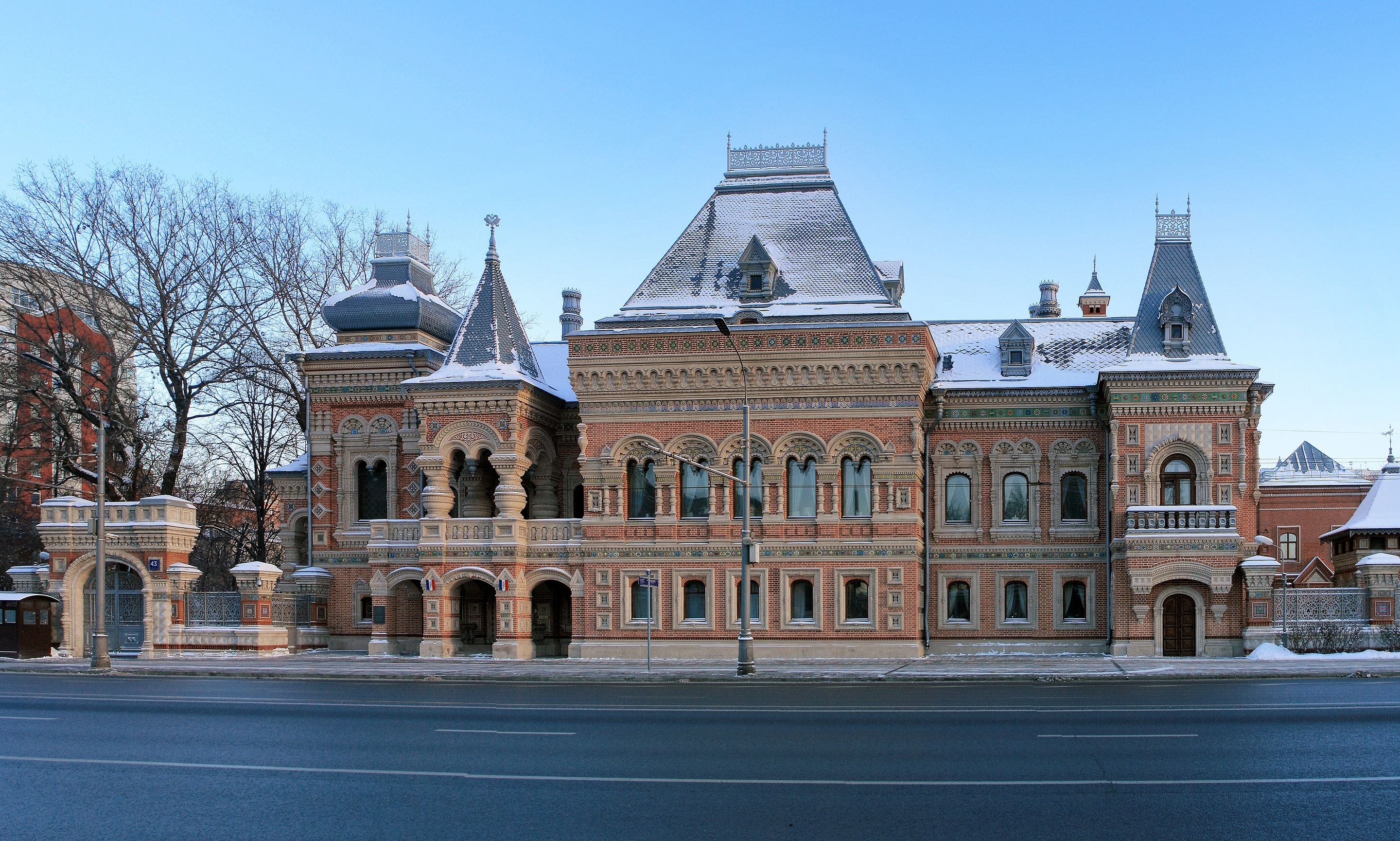 2880px-Moscow_BolshayaYakimanka43_X10.jpg