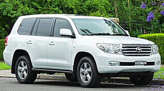 330px-2011_Toyota_Land_Cruiser_%28UZJ200R%29_Sahara_wagon_%282011-11-18%29_01.jpg