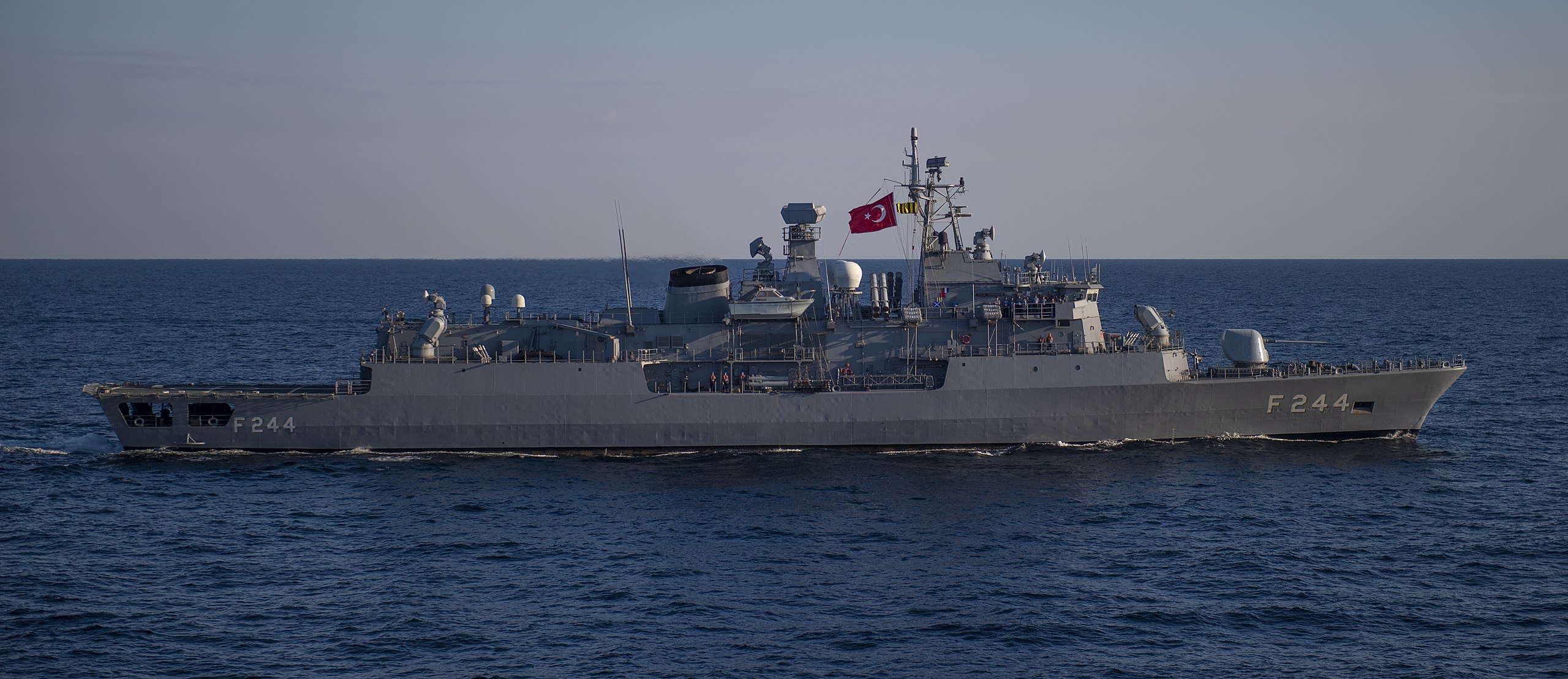 2560px-201001-N-KY668-1221.jpg