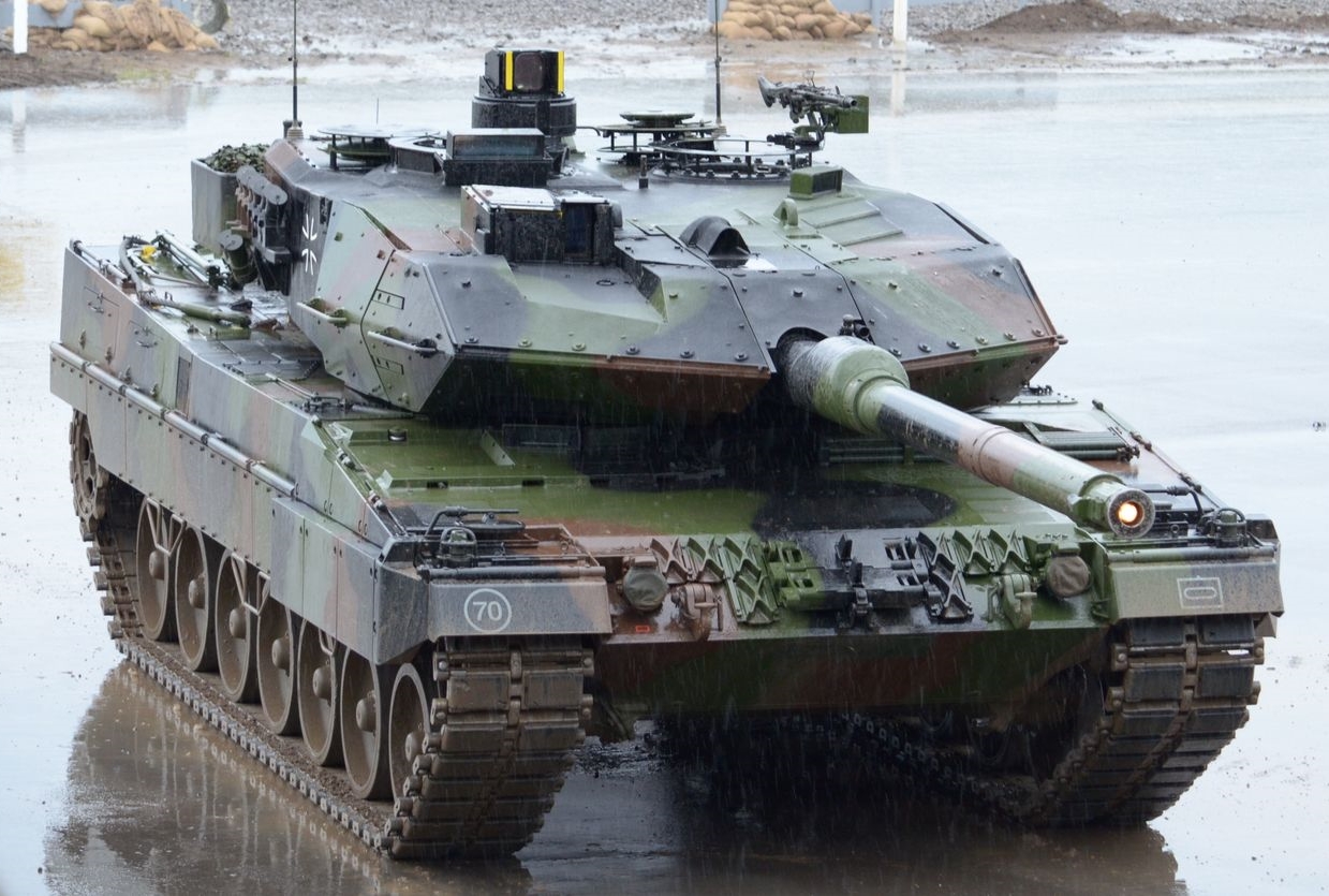 Leopard_2A6_tank_-_IL%C3%9C_2012.jpg