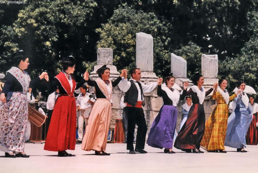 01-costumes-traditionnels-provence.jpg