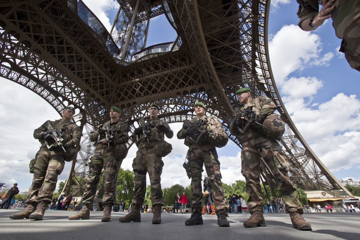 1342660-une-patrouille-de-l-operation-sentinelle-a-paris-illustration.jpg