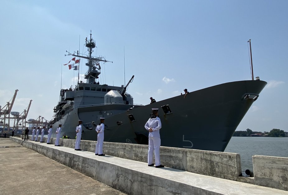 French_frigate_Vendemiaire_trains_with_Thailand_Navy.jpg