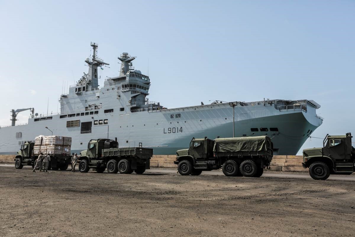 French-amphibious-assault-ship-Tonnerre-L9014-at-Djibouti-on-10-December-2017-171210-M-QL632-128.jpg