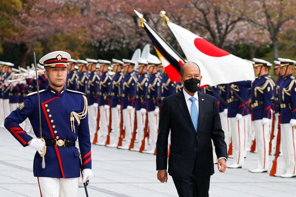 20220407-lorenzana-delfin-japan-defence-ministry-afp-1.jpg