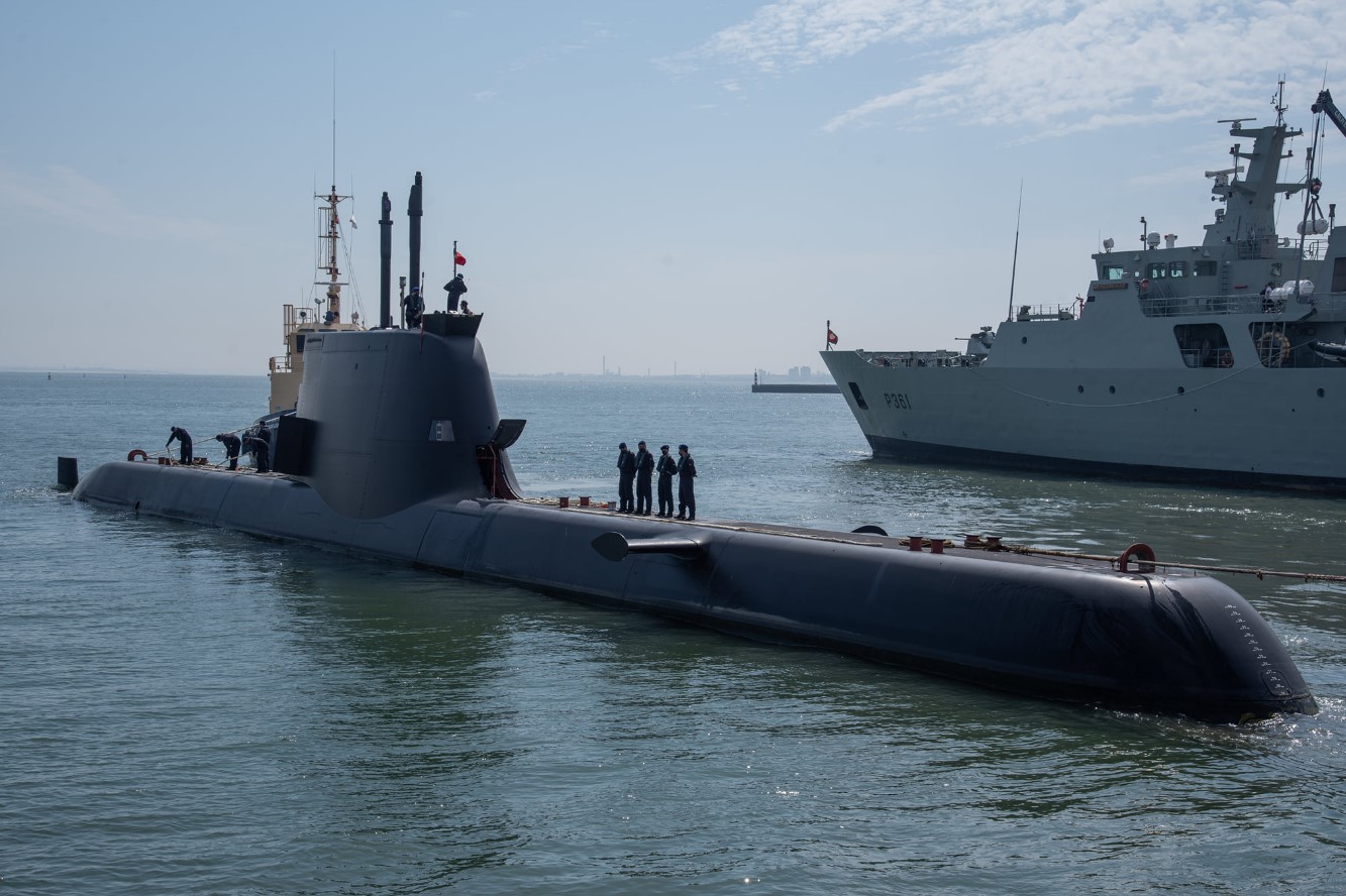 Portuguese-submarine-Tridente-joining-German-counterpart-in-the-Med.jpg