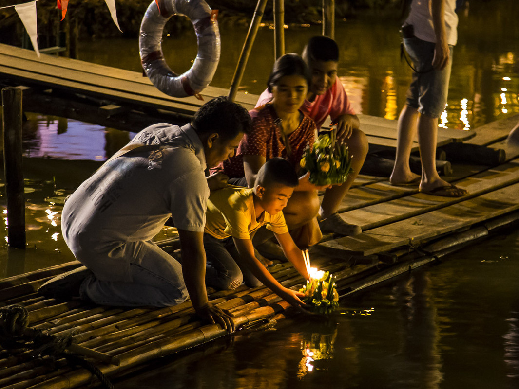 Thai-people-setting-their-candle-lit-krathongs-in-the-Ping-river-at-night-during-Loy-Krathong-2015-1.jpg