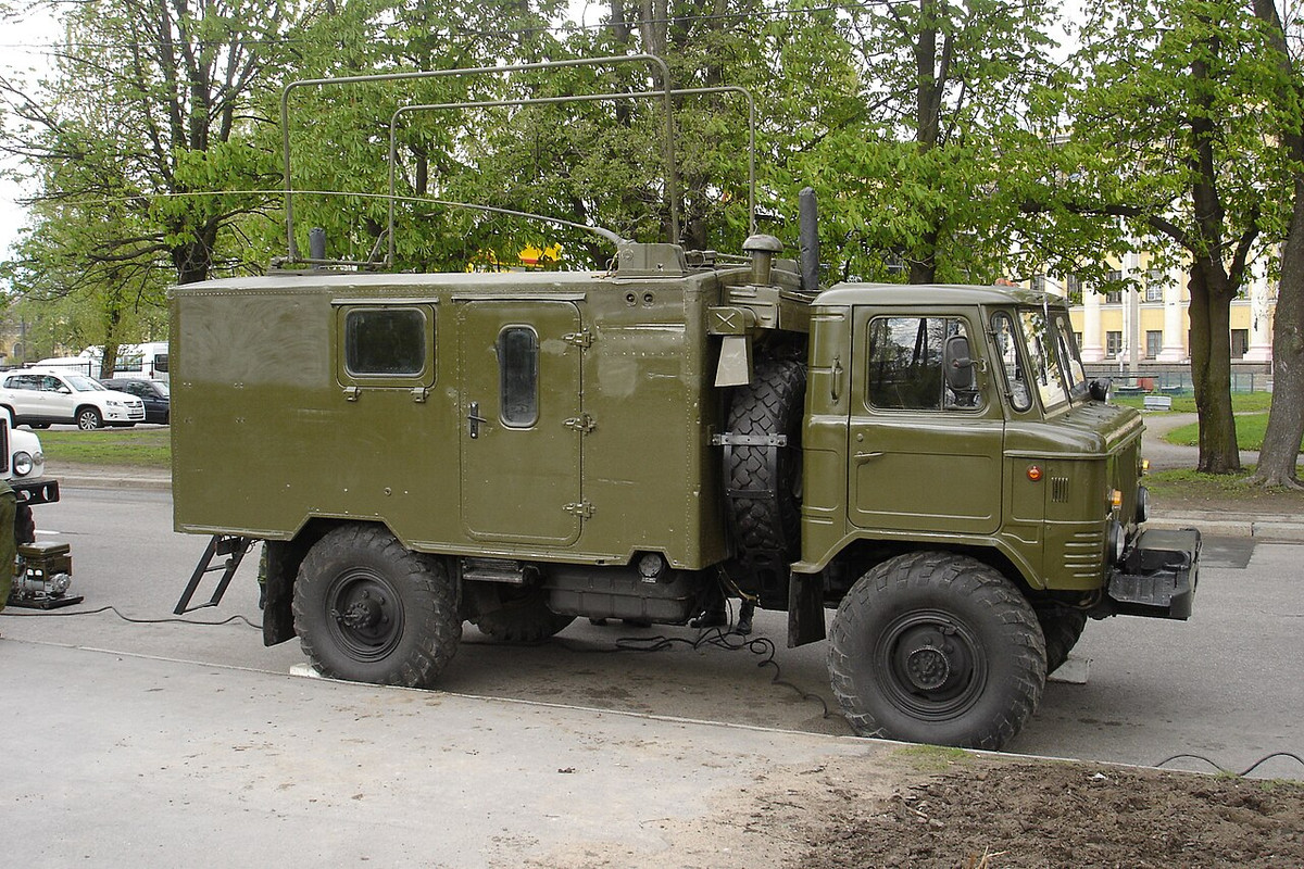 1280px-GAZ-66-truck-in-Russian-military-service-used-as-a-communication-centre.jpg