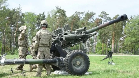 soldiers-fire-m119-105mm-howitzer-footage-089608744_iconl.jpeg