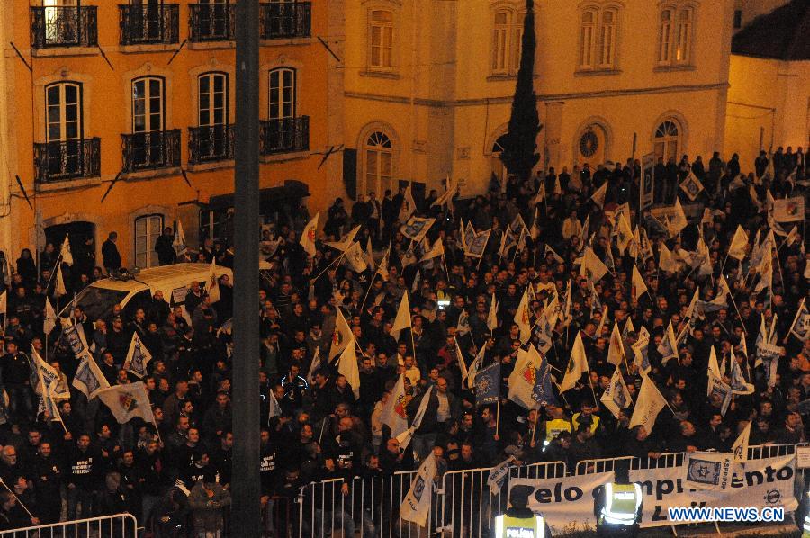 Portugese-police-protest-outside-of-Parliament-against-austerity-Nov-22-2013.jpg