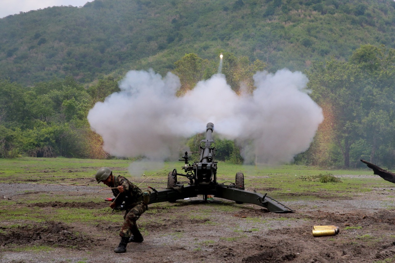 Royal_Thai_Army_firing_LG1_howitzer_with_extended_range_ammunition.jpg