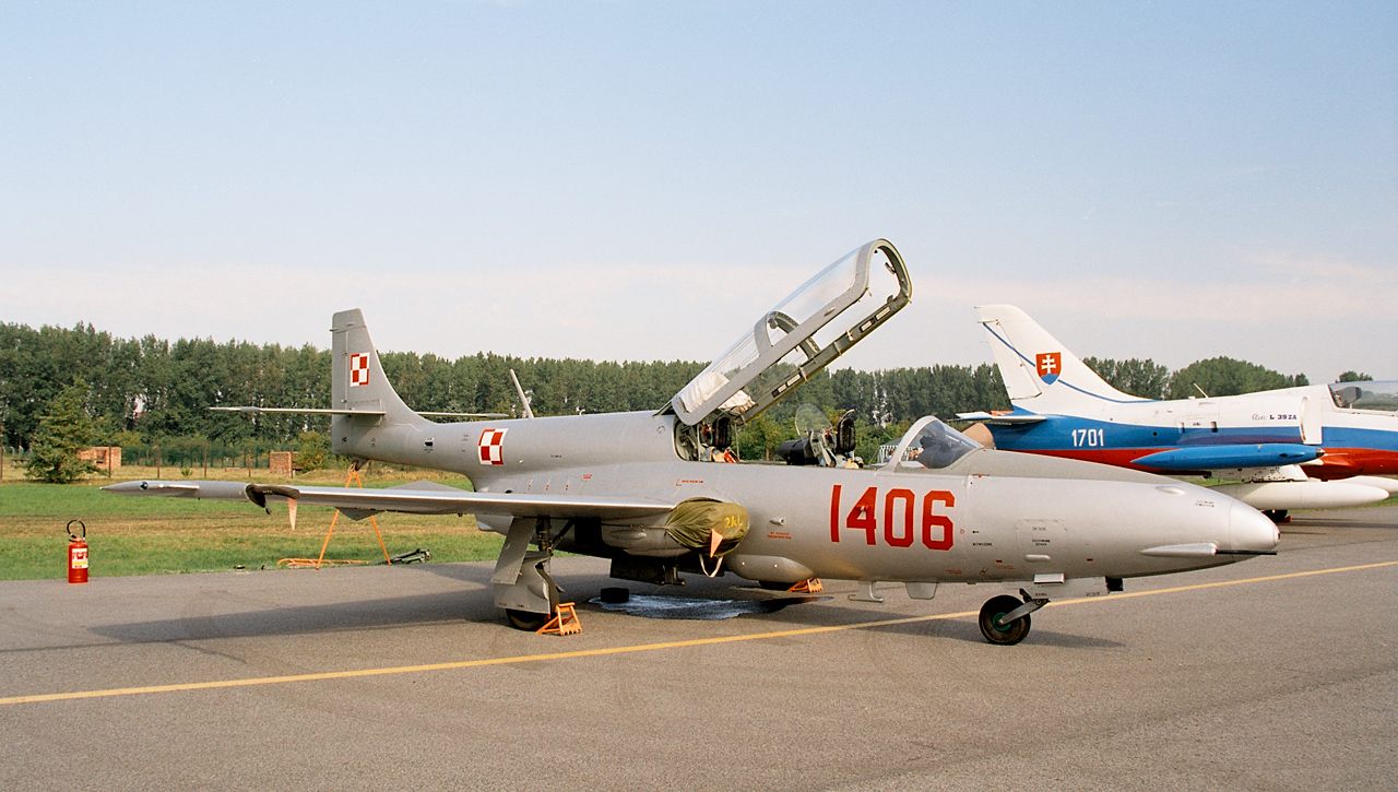 PZL_TS-11_Iskra_of_Polish_Air_Force_%28reg._1406%29%2C_static_display%2C_Radom_AirShow_2005%2C_Poland.jpg