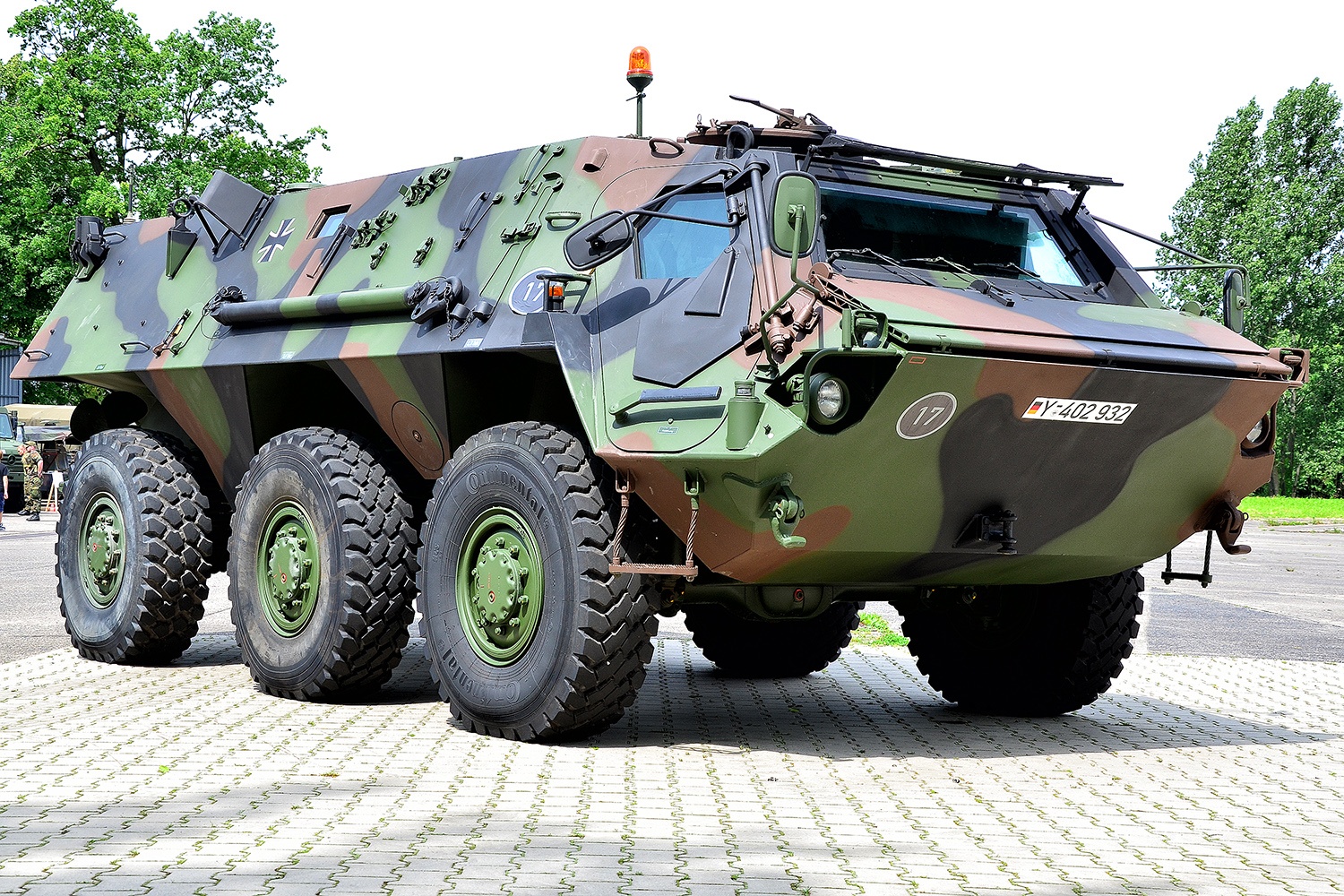 Transportpanzer_Fuchs_%28TPz_Fuchs%29_der_Bundeswehr_%2810579660405%29.jpg