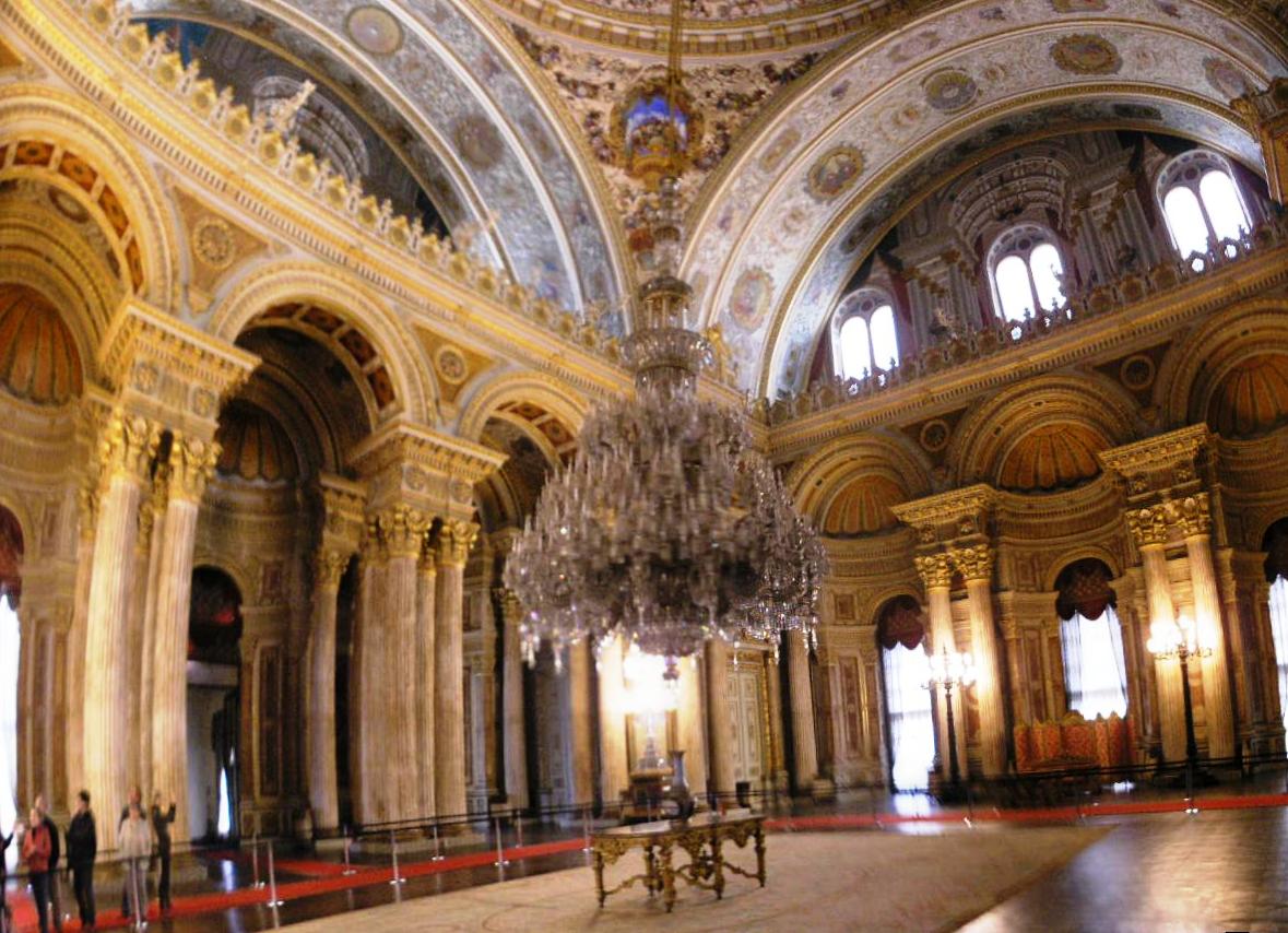 Ceremonial_hall_Dolmabahce_March_2008_pano4.jpg