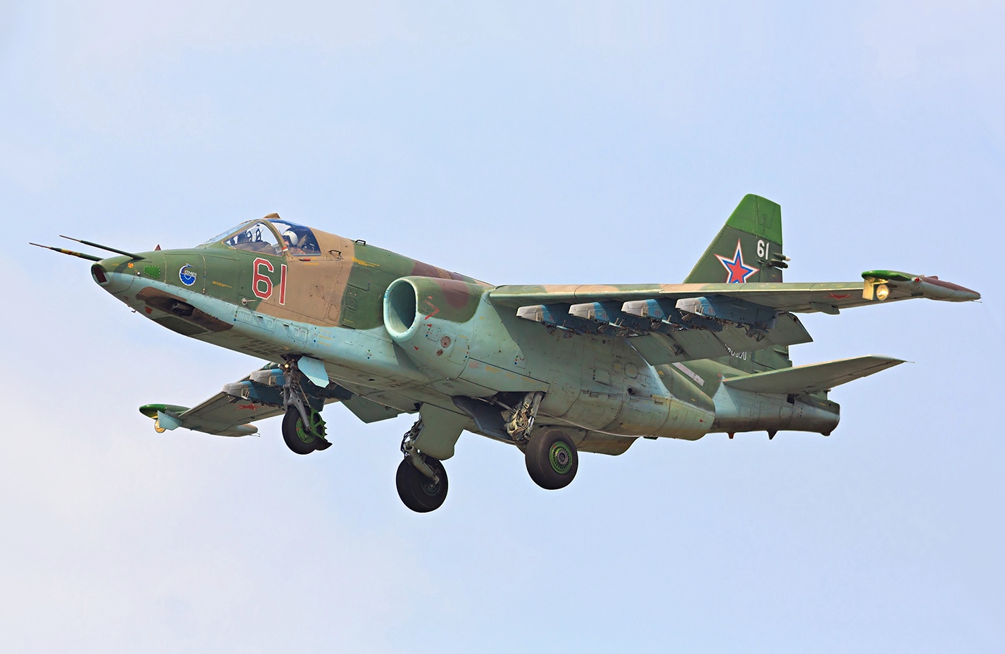 Sukhoi_Su-25_of_the_Russian_Air_Force_landing_at_Vladivostok_%288683076150%29.jpg
