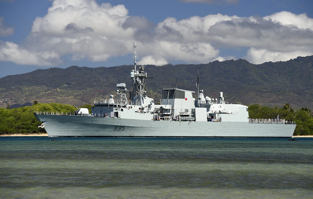 1200px-HMCS_Calgary_%28FFH-335%29_leaves_Pearl_Harbor_in_July_2014.JPG