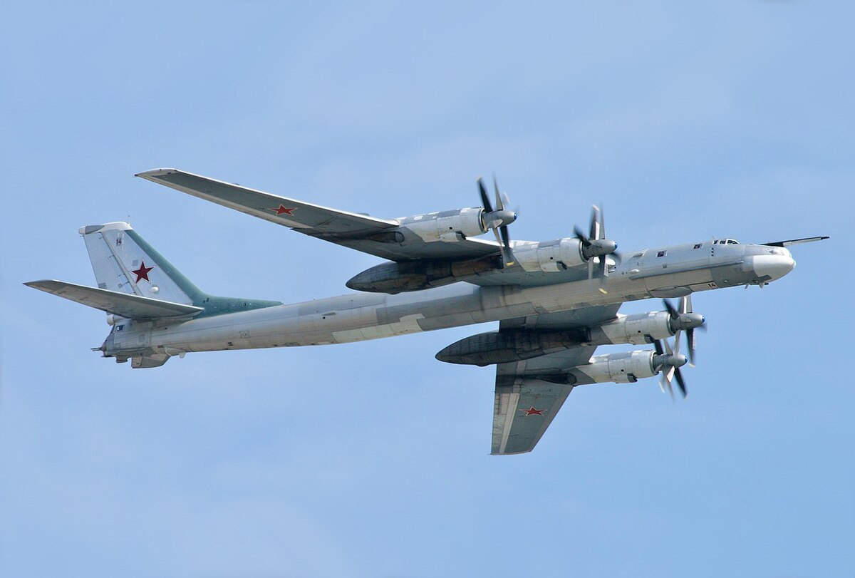 1200px-Tupolev_Tu-95_over_Moscow_Kustov_%28cropped%29.jpg
