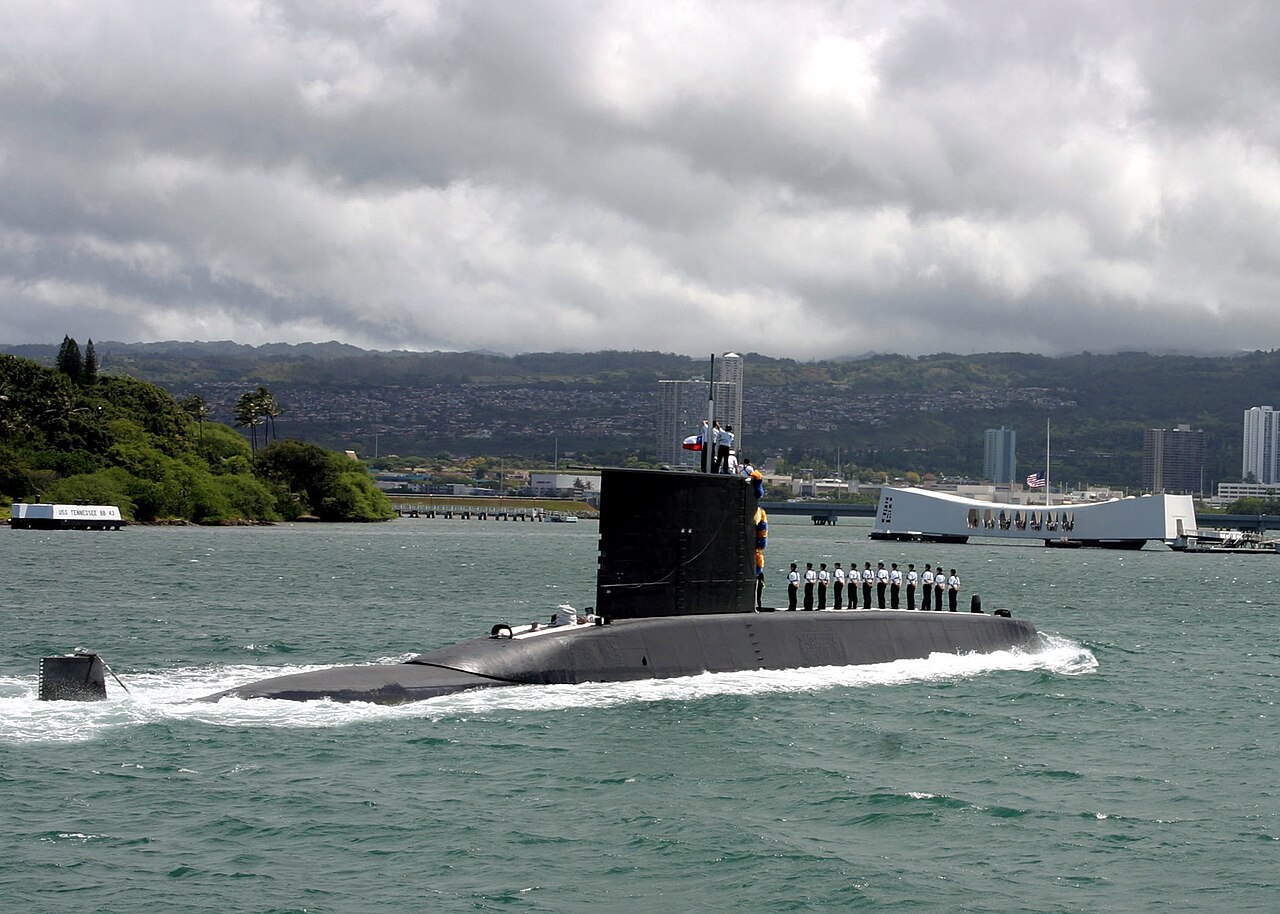 1280px-Chilean_submarine_Simpson_%28SS-21%29_at_Pearl_Harbor_on_21_June_2004_%28040621-N-5539C-001%29.jpg