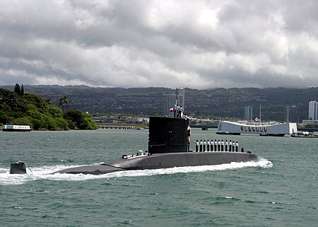 450px-Chilean_submarine_Simpson_%28SS-21%29_at_Pearl_Harbor_on_21_June_2004_%28040621-N-5539C-001%29.jpg