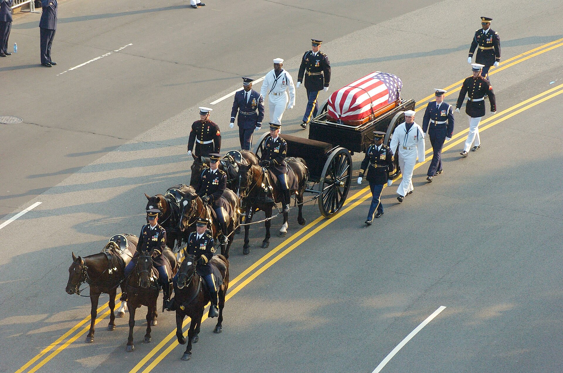1920px-Ronald_Reagan_casket_on_caisson_during_funeral_procession.jpg