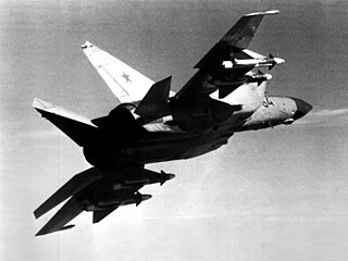 320px-Air-to-air_right_underside_rear_view_of_a_Soviet_MiG-25_Foxbat_aircraft.jpg