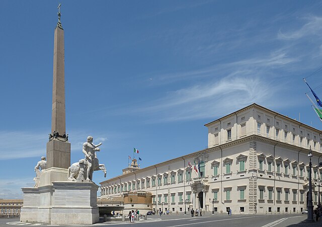640px-Quirinale_palazzo_e_obelisco_con_dioscuri_Roma.jpg
