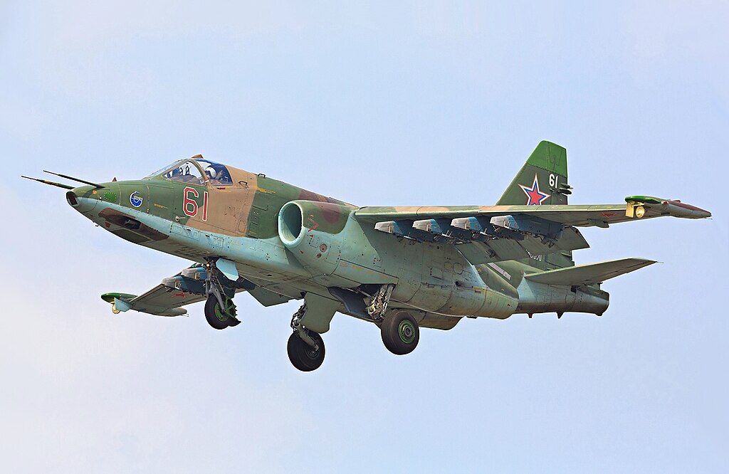 1024px-Sukhoi_Su-25_of_the_Russian_Air_Force_landing_at_Vladivostok_%288683076150%29.jpg
