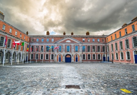Dublin-castle-courtyard-scene-s1.jpg
